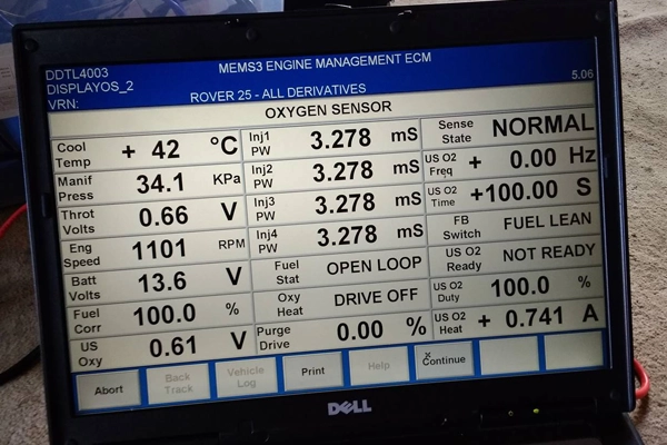 A T4 Testbook diagnostic computer connected to an MG Rover vehicle.